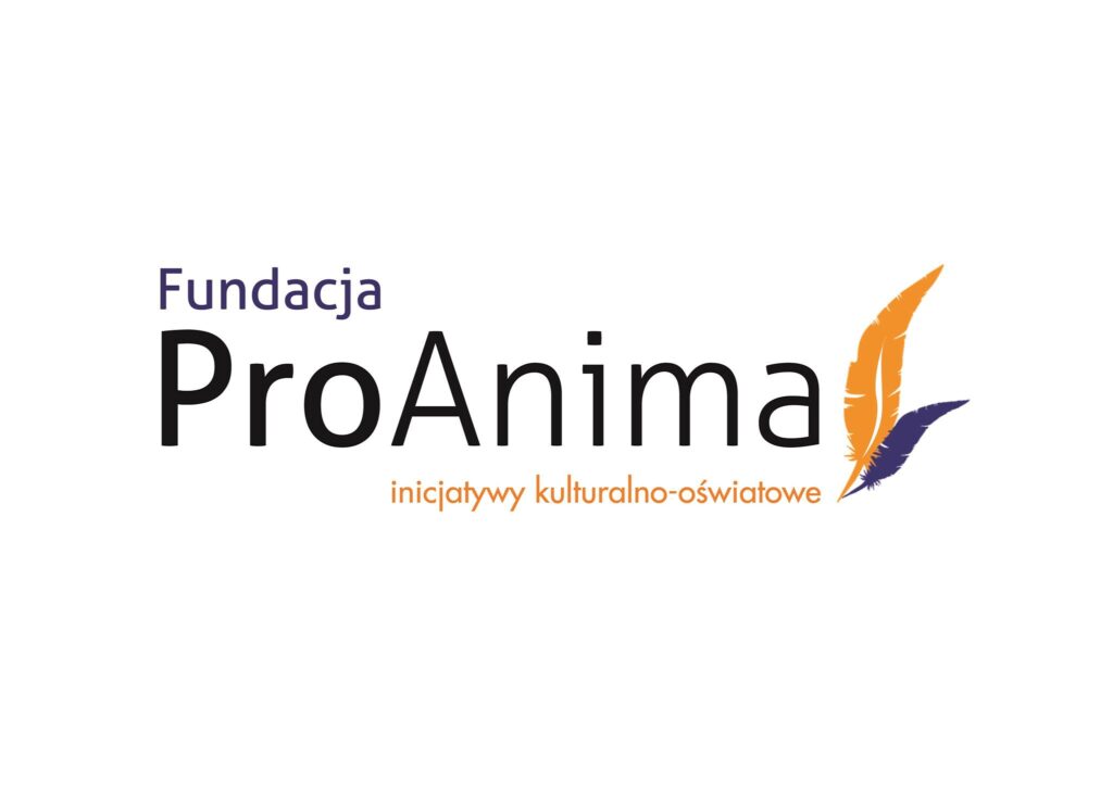 Logotyp Fundacji Pro Anima: mały napis Fundacja, pod spodem duży Pro Anima, niżej pomarańczowy napis inicjatywy kulturalno-oświatowe. Po prawej stronie pomarańczowe piórko rzucające granatowy cień.